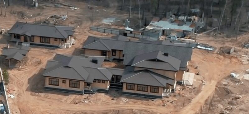 Недвижимость, подобная этой, могла принадлежать семье экс-чиновника, вызывая вопросы о соответствии доходам.