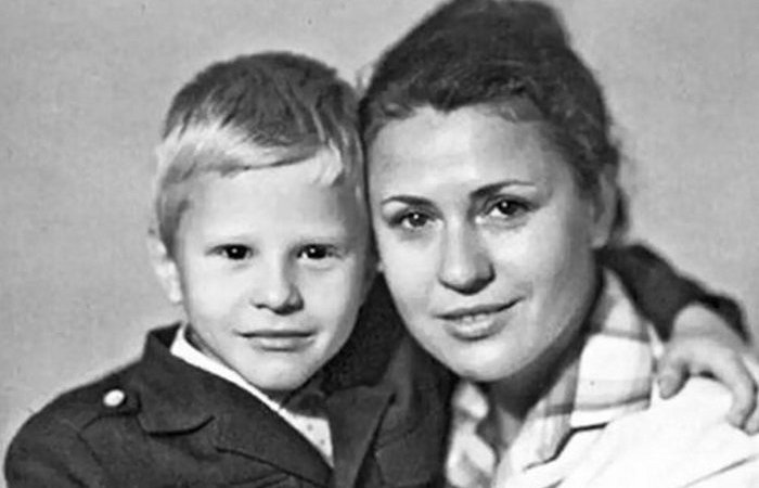 «Теперь я люблю другую»: 18 лет разницы, 12 лет разлуки и почти 20 лет тайного романа. Почему 63-летняя Валентина Толкунова, которую называли «соломенной вдовой», так и не обрела простого женского счастья?