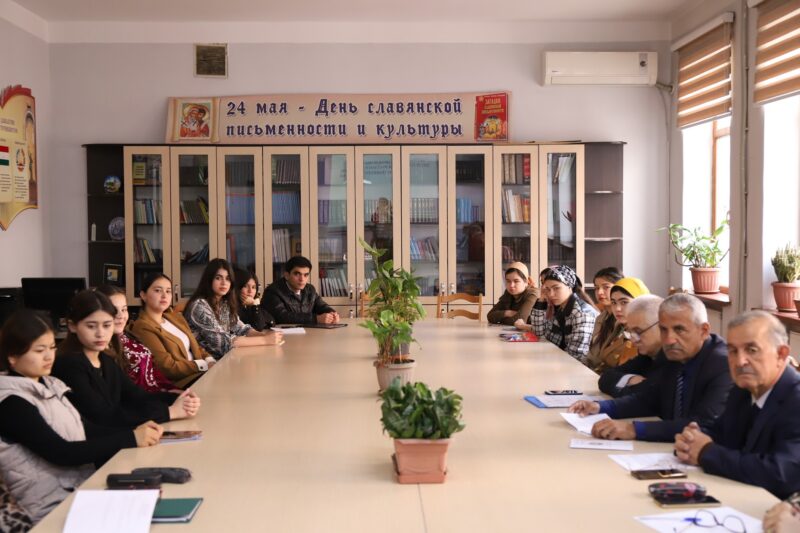 «Нас просто водят за нос» : Москва «заморозила» миллиарды для Таджикистана после 30 лет уступок