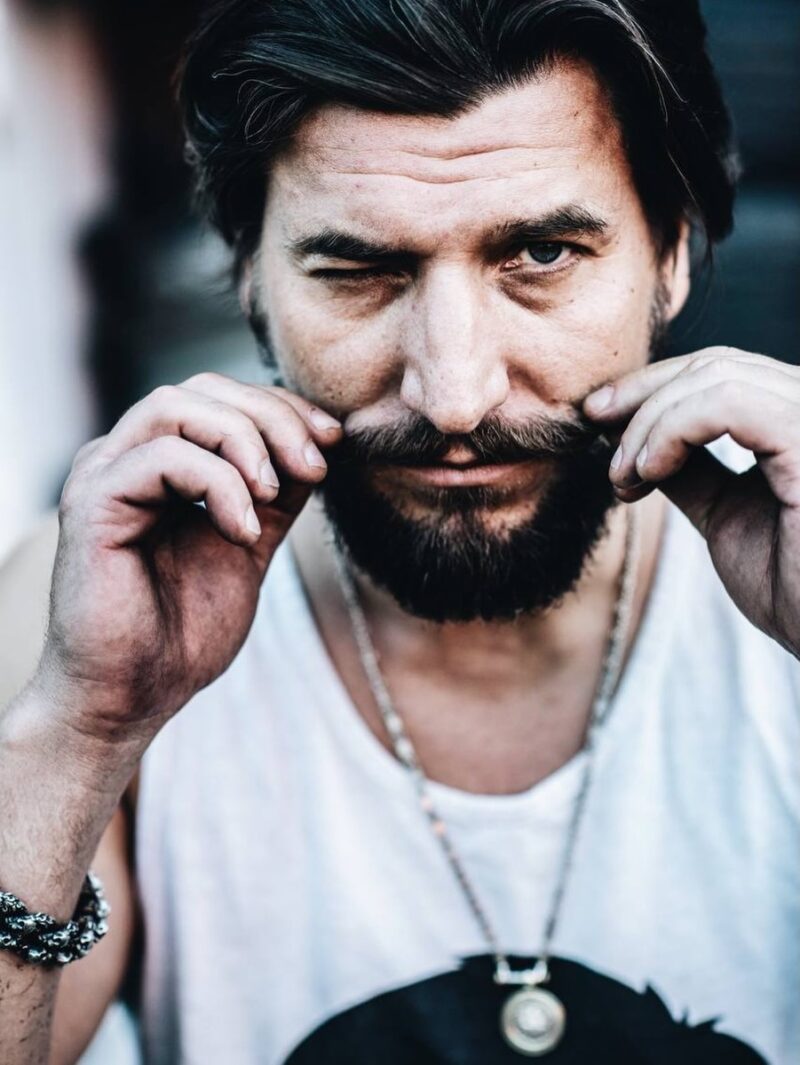 Актриса в одном из своих текущих проектов, демонстрирующая многогранность таланта.