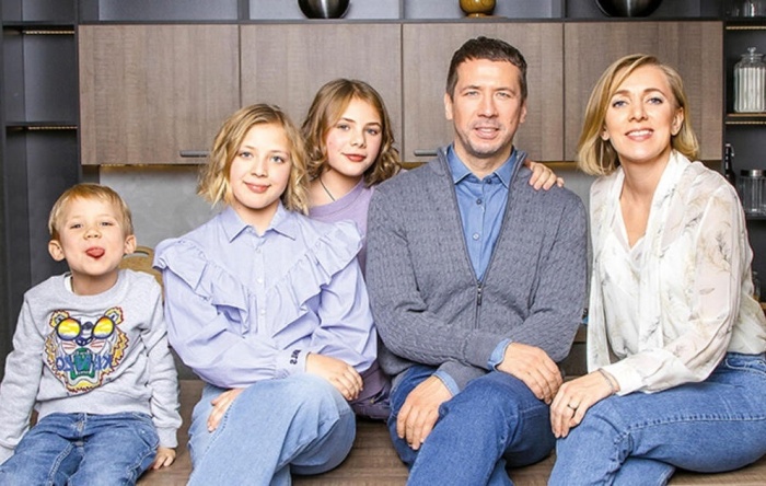 Идеал, учивший верности, рухнул спустя 20 лет : Андрей Мерзликин о разводе: «Бог забирает вечное, чтобы показать, что вечное — внутри»