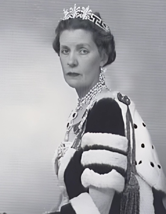 Фамильное проклятие?: Как 20-летняя Диана Спенсер в день свадьбы отвергла тиару королевы ради «тяжелой» семейной реликвии