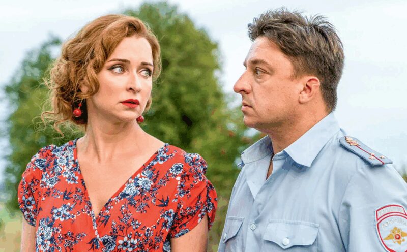 В комедийном сериале «Жуки» супруги вновь встретились на съемочной площадке.