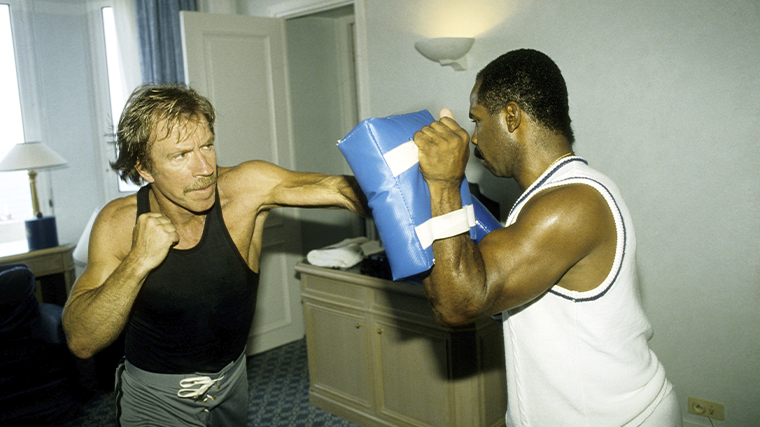 От нищеты к мировой славе : как Чак Норрис в 86 лет «покинул этот мир»