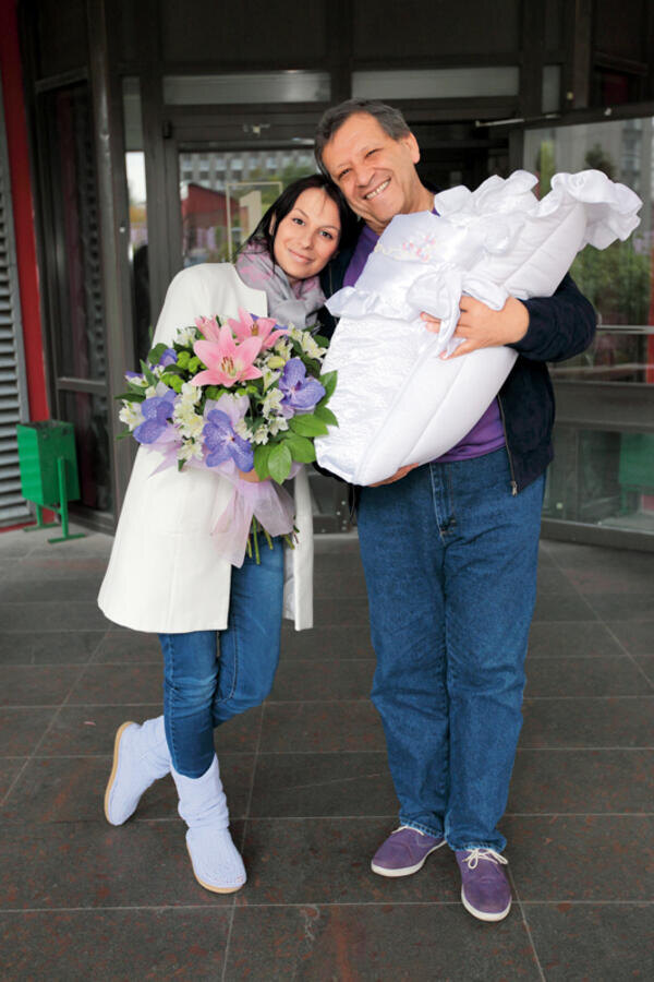 Счастливый отец Борис Грачевский с новорожденной дочерью Василисой.