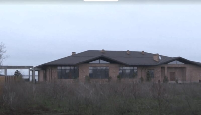 Роскошный особняк экс-чиновника привлёк внимание правоохранительных органов.