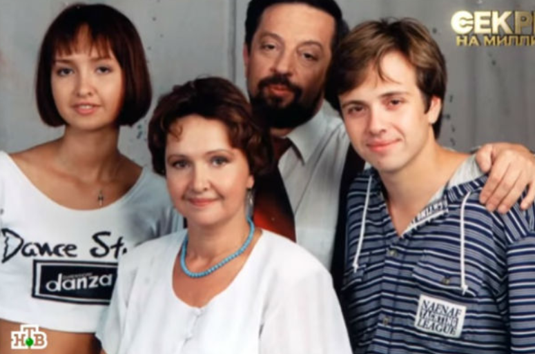 Семейный портрет: Андрей с родителями и сестрой в юные годы.