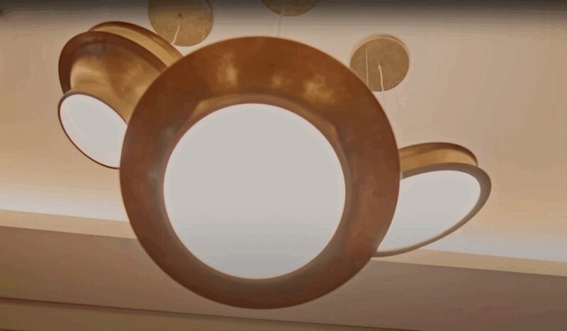 Каждый уголок дома освещён благодаря более чем двум тысячам светильников.