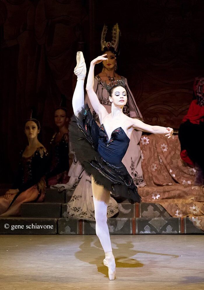 Балерина Анастасия Колегова на сцене, где она находит утешение и выражает свои эмоции.