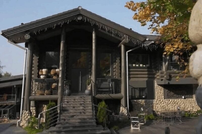 Деревянный дом Елены Ваенги, гармонично вписанный в северный пейзаж Кузьмолово.