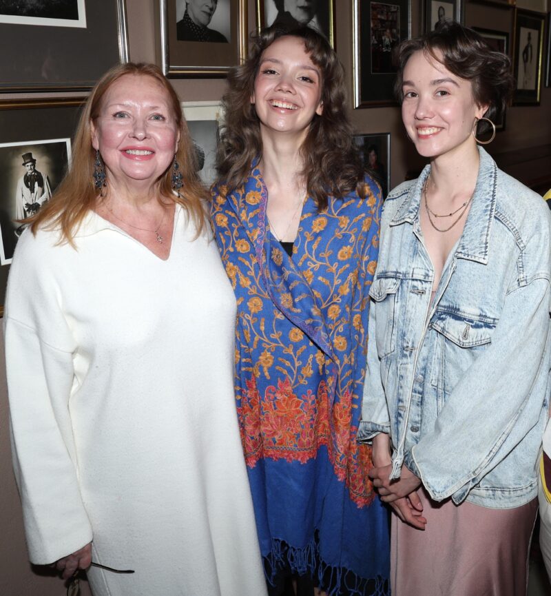 Ее героиня покорила сердца, но в жизни ждало забвение: как Светлана Рябова в 65 лет обрела «божий дар» в дочерях после предательства