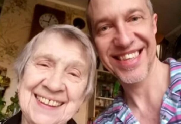 «Я устал быть один»: 55-летний критик потерял 11 миллионов и живёт с мамой