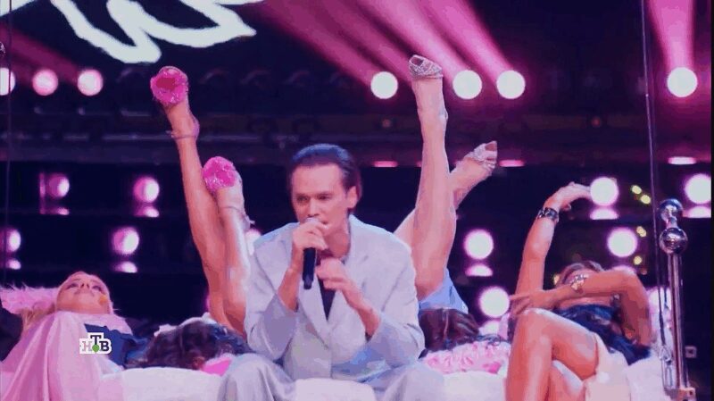 Группа «Блестящие» в ярких сценических образах.