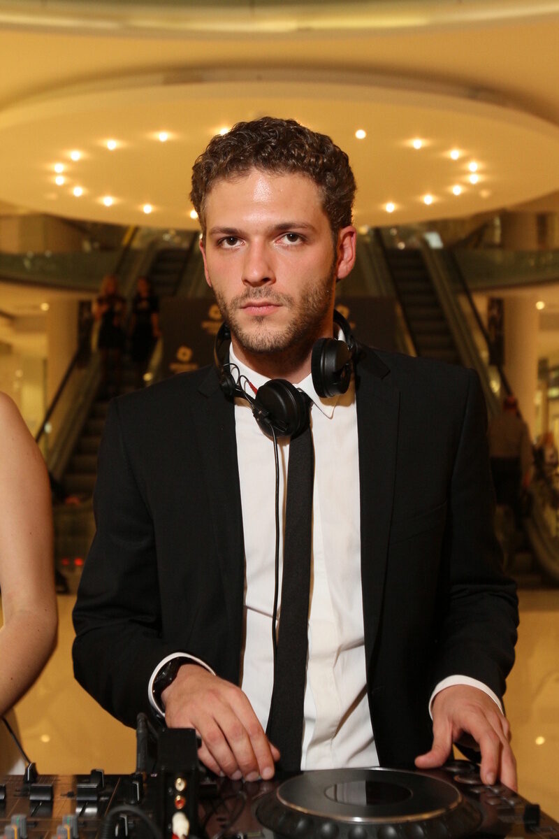 Будущий актёр с детства не мечтал о славе, предпочитая уединение и творчество.