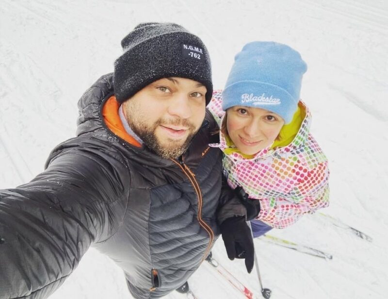 «Мой главный тыл» : почему 38-летняя Ксения Корнева до сих пор не замужем, а её экранный муж Роман Постовалов ушёл из «Уральских пельменей» после 15 лет брака