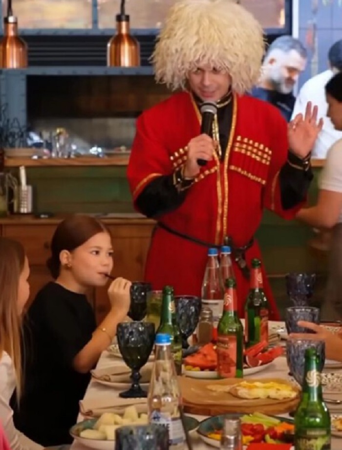 «Белла твоя копия»: 10-летняя дочь «самой красивой пары» Климовой и Месхи — как любовь на съемках обернулась разводом, и почему отец не пришел на день рождения?