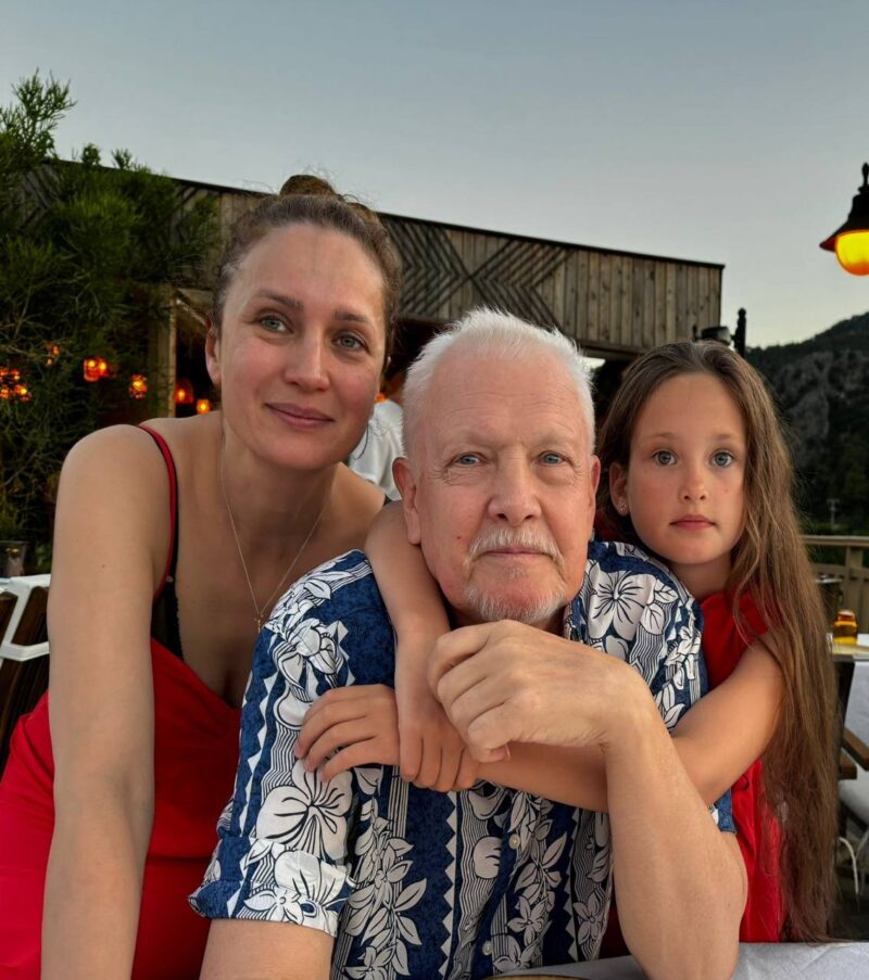 Развод и горькая потеря : 58-летний Бондарчук и 49-летняя Исакова вместе, «Она словно сияет изнутри»