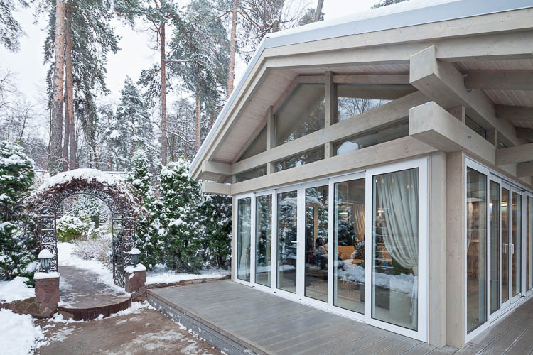 Внутреннее убранство беседки, позволяющее собираться в любую погоду.