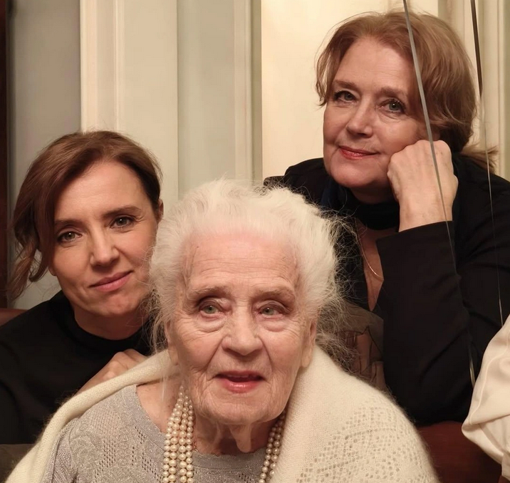 Три поколения Алферовых: Ксения, Ирина и их бабушка.