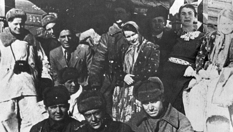 Нина Сазонова в составе фронтовой бригады, пережившая ужасы войны