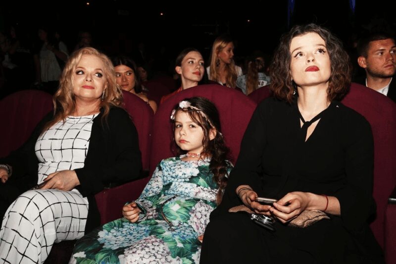 Ангелина Миончинская с дочерью, проживающие под одной крышей с Ларисой Долиной.