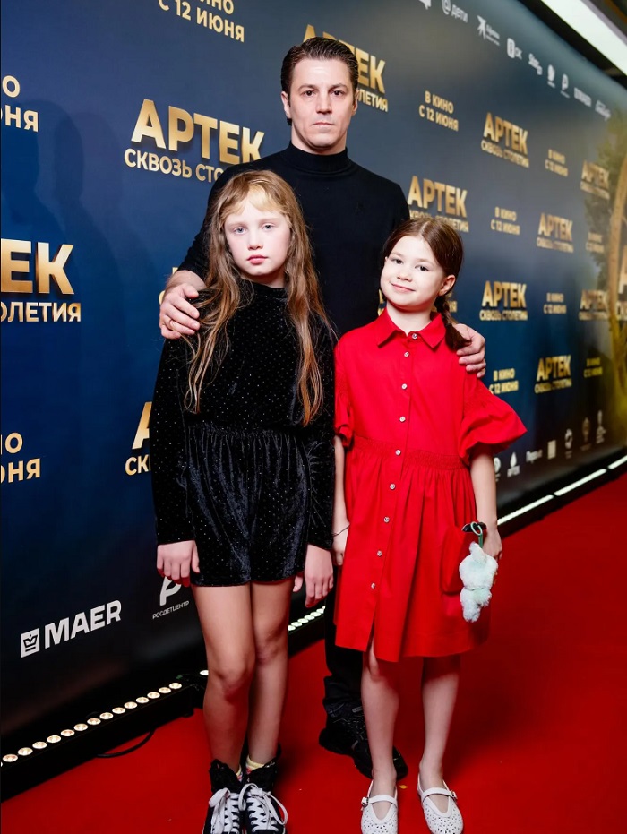 «Белла твоя копия»: 10-летняя дочь «самой красивой пары» Климовой и Месхи — как любовь на съемках обернулась разводом, и почему отец не пришел на день рождения?