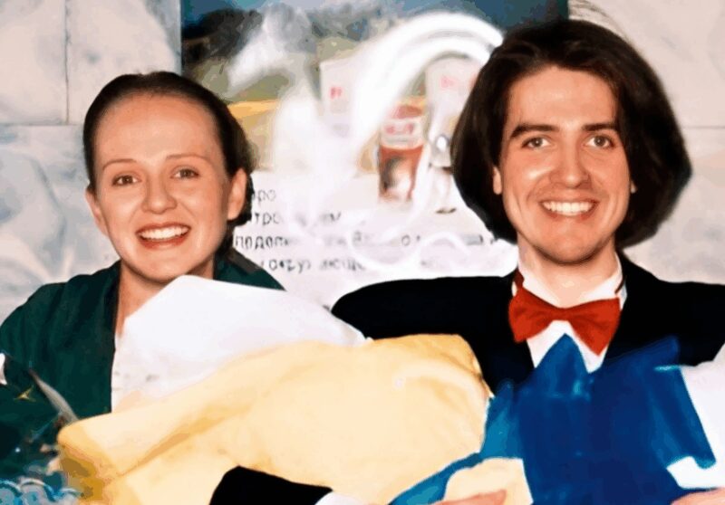 Молодые родители Денис и Людмила с новорожденными близнецами.