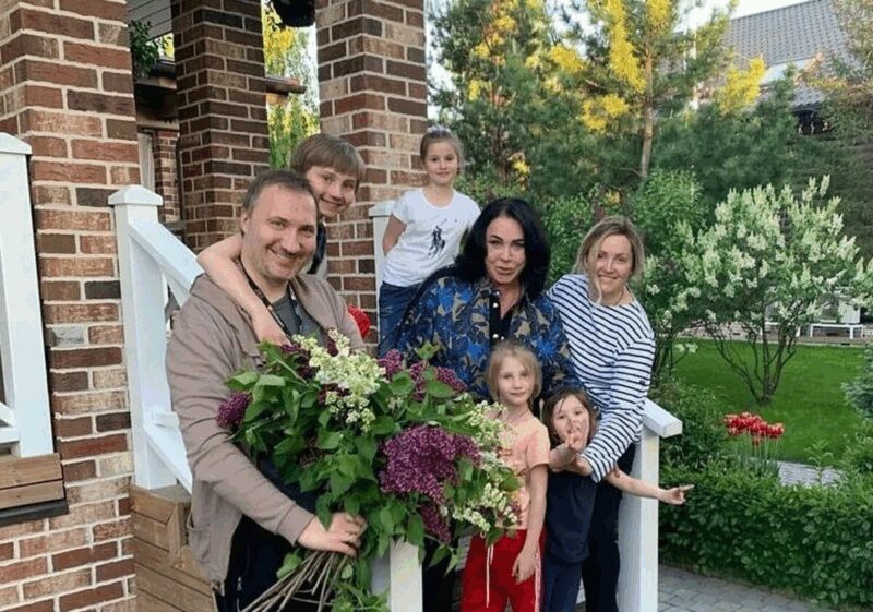 «Моя гордость»: как 49-летний сын-архитектор построил для Надежды Бабкиной два роскошных дома с видом на Кремль и под Звенигородом