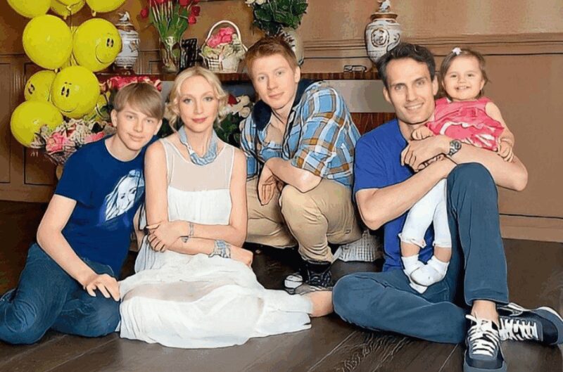 Кристина Орбакайте в окружении детей и третьего супруга Майкла Земцова.