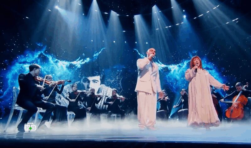 Ксения Георгиади и Саша Санта в меланхоличном выступлении.