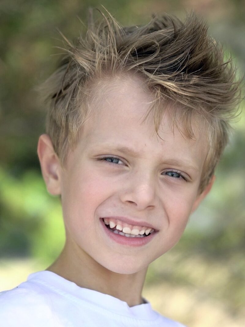 Глеб Матвейчук проводит время с дочерью Алисой, проявляя нежность и заботу.