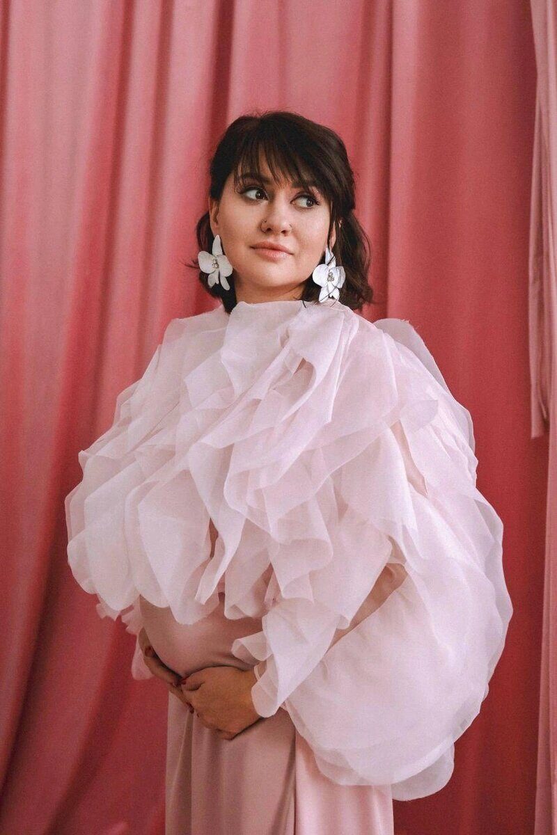 Счастливая Анна Руднева готовится стать мамой в третий раз.