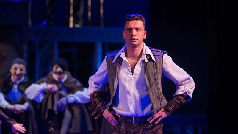 На театральной сцене Антон Хабаров чувствует себя как дома.