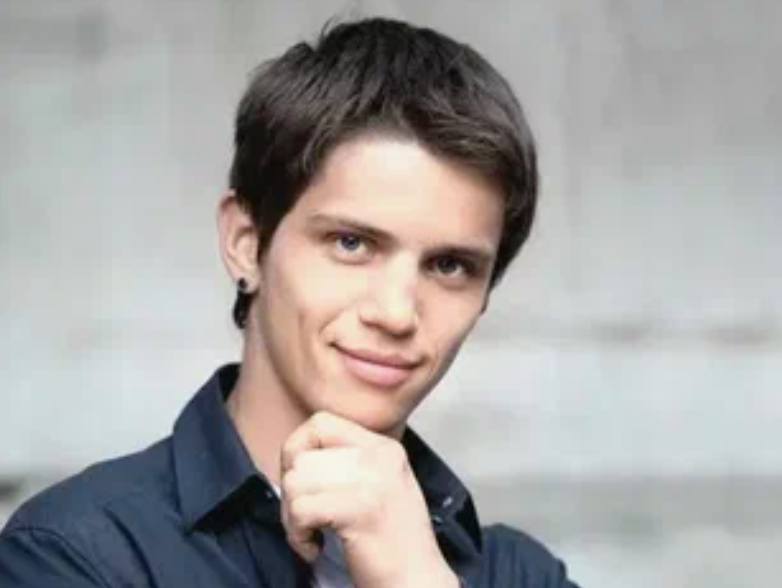 Детдом вместо семьи, но всенародная любовь: как 8 звёзд, от 22-летней Дианы Анкудиновой до 89-летнего Геннадия Юхтина, изменили свою судьбу