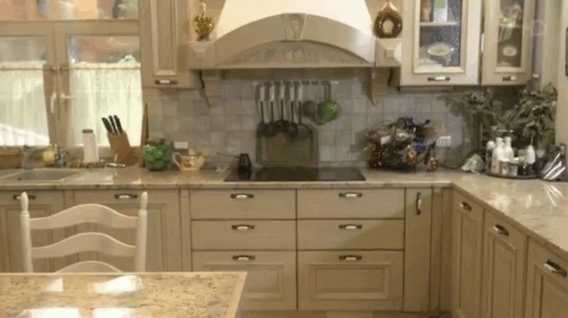 Уголок гостиной с массивным кожаным диваном и камином.