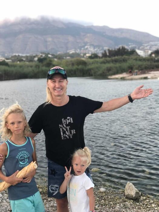 «Мне все равно, если умрете с голоду»: 65-летний кумир миллионов разорвал связь со старшей дочерью, но счастлив во втором браке