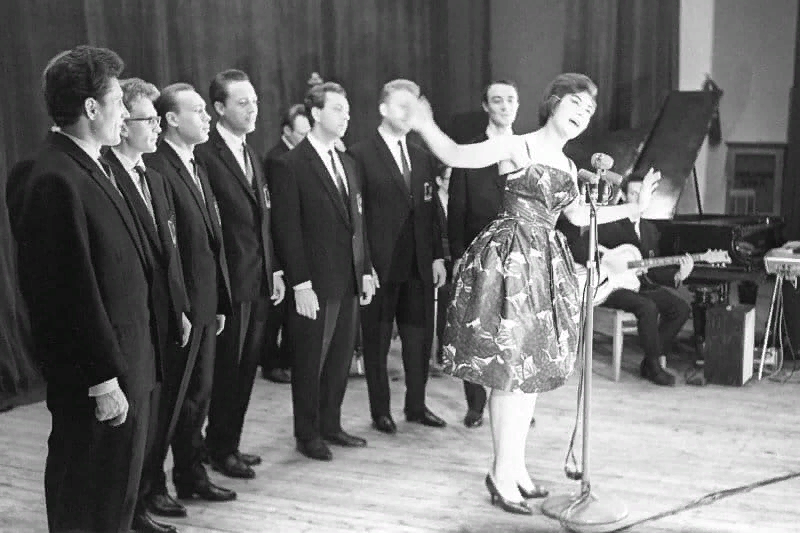 Эдита Пьеха на пике своей популярности, но уже с грустью в глазах.