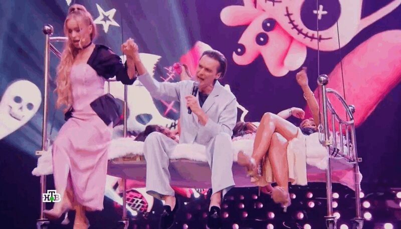 Влад Сташевский и группа «Блестящие» с эпатажным номером.