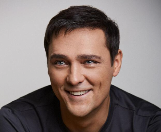 Детдом вместо семьи, но всенародная любовь: как 8 звёзд, от 22-летней Дианы Анкудиновой до 89-летнего Геннадия Юхтина, изменили свою судьбу