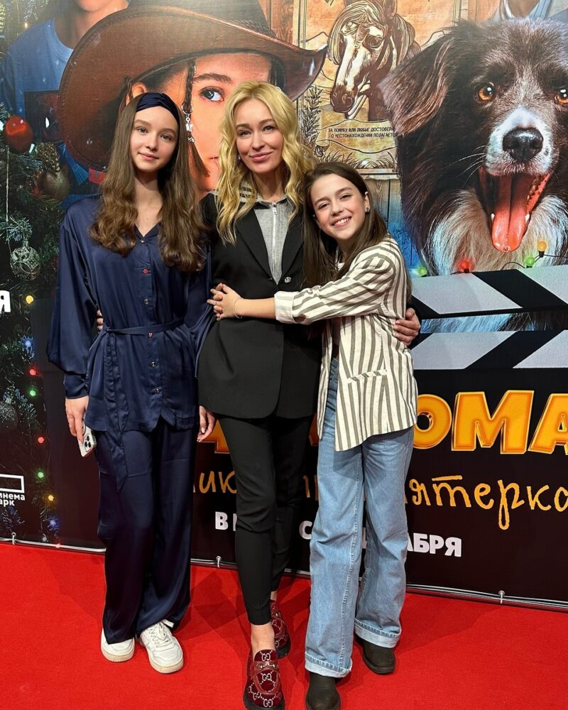 Александра всё больше становится похожей на своего знаменитого отца.