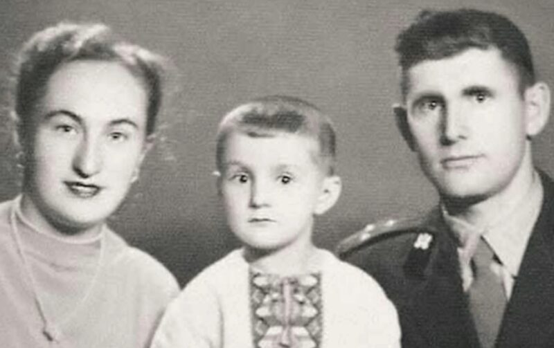 Юный Леонид Ярмольник в окружении родителей.