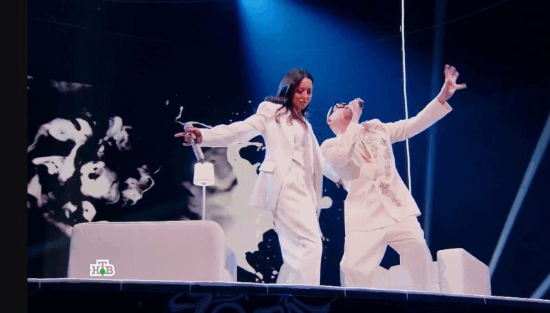 Шура и Алсу исполняют сложную композицию «Табу».