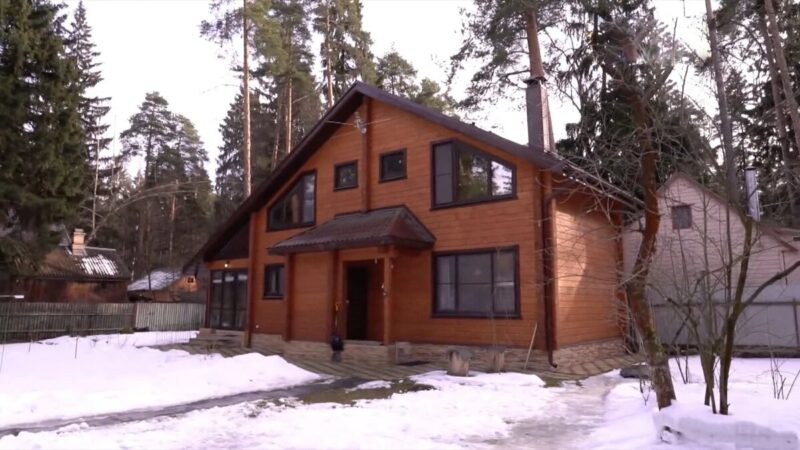 Гостиная в деревенском стиле, центр семейных встреч на первом этаже.