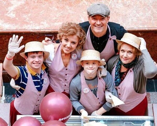 Егор Бероев с Ксенией Алферовой и дочерью Евдокией в благотворительном фонде «Я есть!».