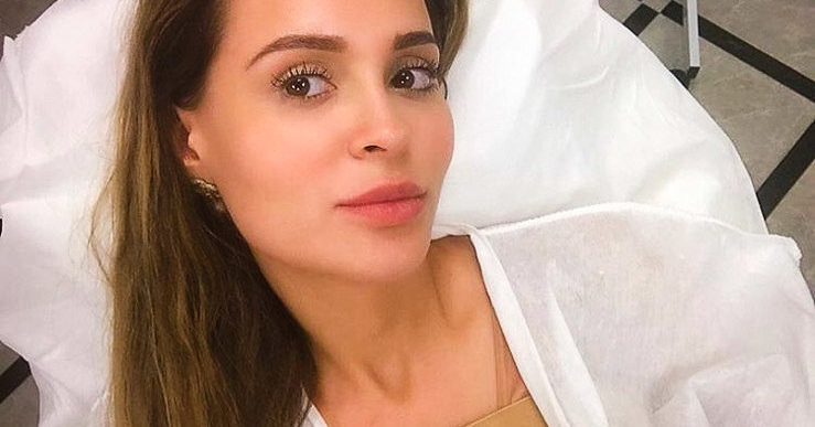 Светская дива на одном из модных показов, всегда в центре внимания.