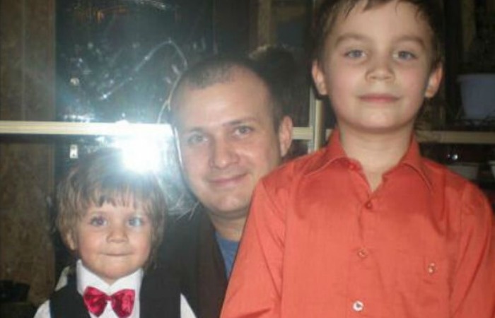 Редкий семейный снимок Сабины с сыновьями и их отцом Сергеем.