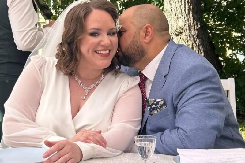 «Мой главный тыл» : почему 38-летняя Ксения Корнева до сих пор не замужем, а её экранный муж Роман Постовалов ушёл из «Уральских пельменей» после 15 лет брака