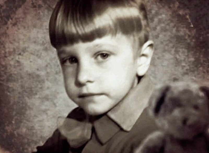 «Я устал быть один»: 55-летний критик потерял 11 миллионов и живёт с мамой