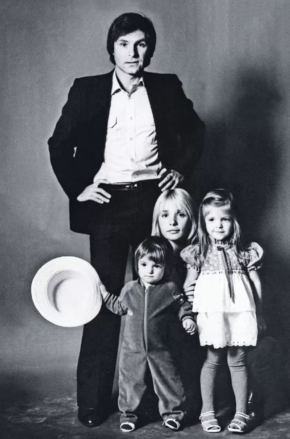 Родион Нахапетов с Верой Глаголевой и их дочерьми Анной и Марией.