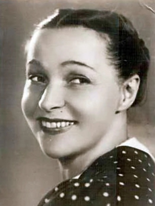 16-летняя «циркачка» пережила расстрел братьев и гибель мужа: Вера Марецкая — как «Хозяйка» Моссовета вела войну с Орловой до её смерти и записывала роли, не вставая с постели